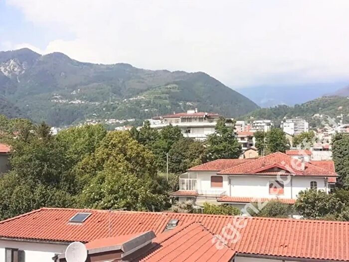 Appartamento con 6 locali in vendita in Massa