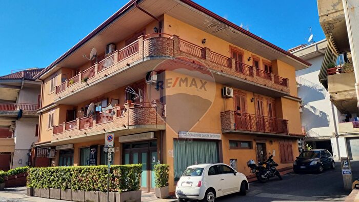 Appartamento trilocale in affitto in Via Tripoli, Aci Castello