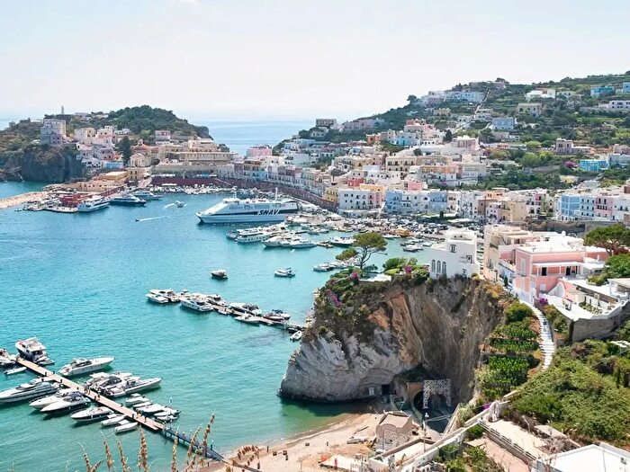 Appartamento bilocale in vendita in Corso Carlo Pisacane, Ponza