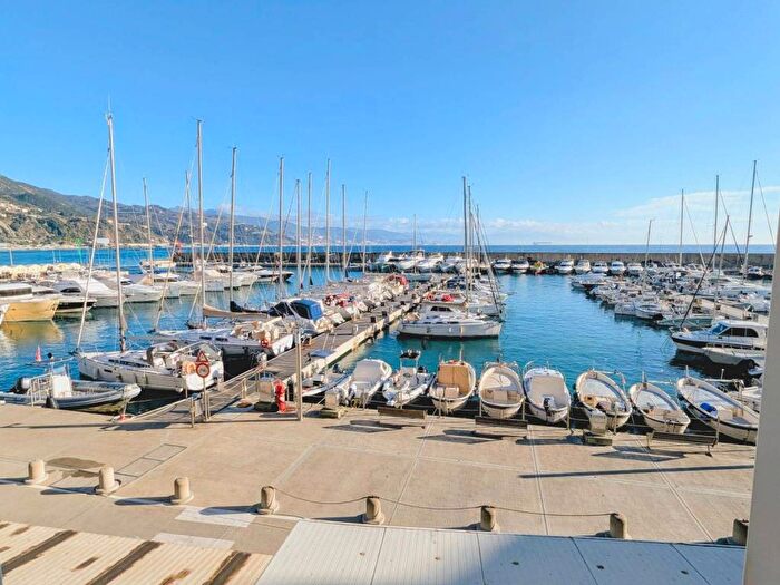 Appartamento trilocale in affitto in Via del Porto, Pineta, Arenzano