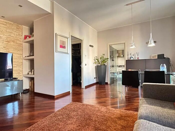 Appartamento trilocale in affitto in Viale Corsica, Milano