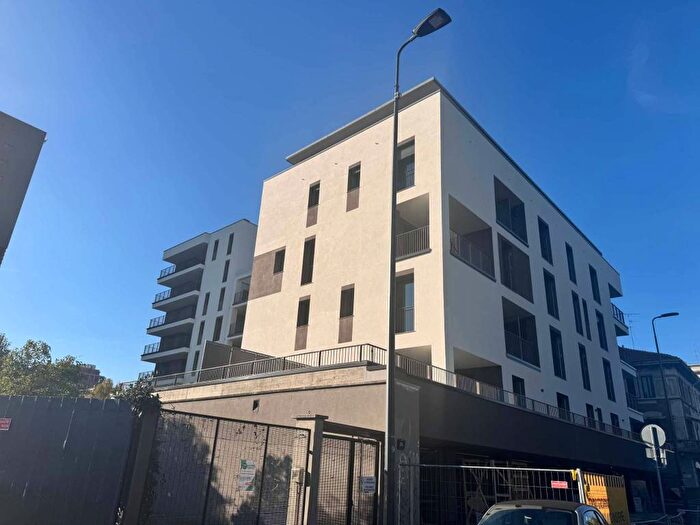 Appartamento trilocale in affitto in Piazza Tirana, Giambellino, Milano