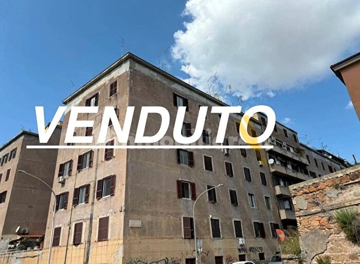 Appartamento trilocale in vendita in Viale dellAcquedotto Alessandrino Roma, Roma