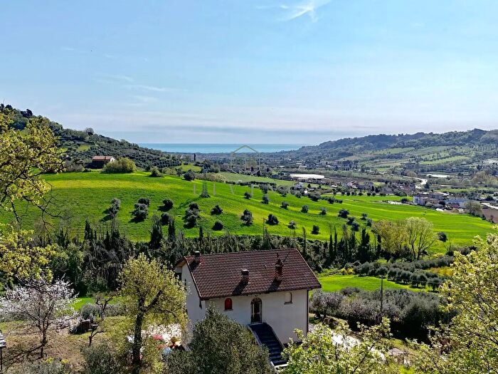 Casa con 8 locali in vendita in Contrada San Pietro, Massignano