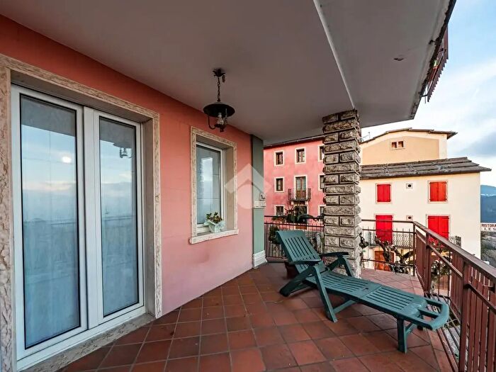 Appartamento con 5 locali in vendita in Piazza XIII Comuni, Bosco Chiesanuova