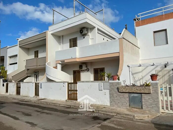 Appartamento trilocale in vendita in Via dell'Aviere Snc, Melendugno