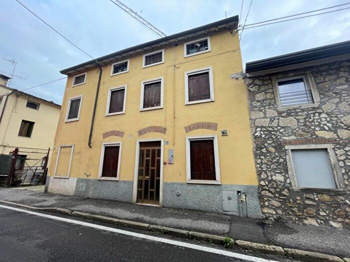 Casa con 8 locali in vendita in Via Tecchio, Montecchio Maggiore