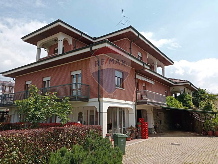 Casa con 10 locali in vendita in Gattinara