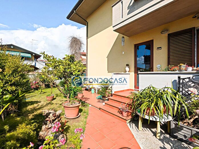 Casa con 7 locali in vendita in Via Puliche, Massa