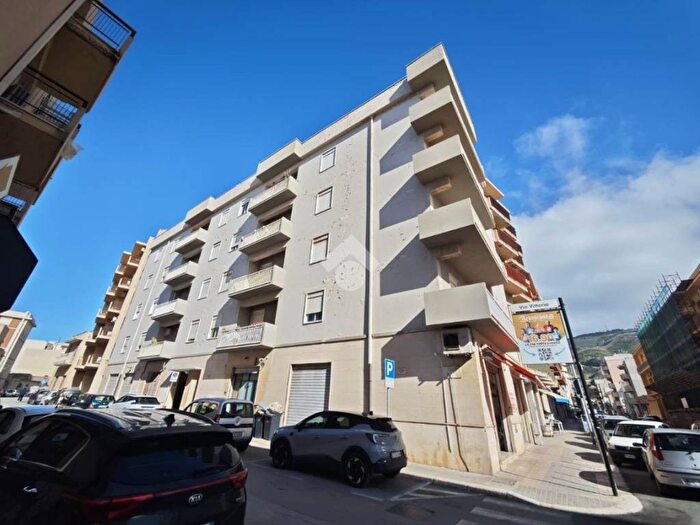 Appartamento con 5 locali in affitto in Via Vittoria, Casa Santa, Erice