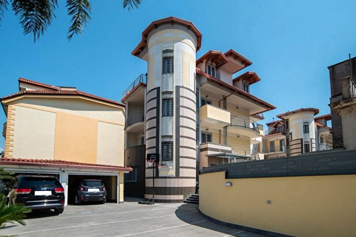 Casa con 10 locali in vendita in Via Santa Rita da Cascia, Giugliano In Campania