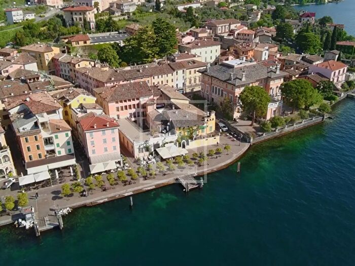 Appartamento quadrilocale in vendita in Via XXIV Maggio, Gargnano