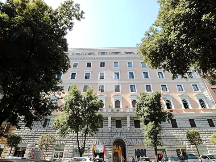 Appartamento con 5 locali in vendita in Via Conte Verde, Roma