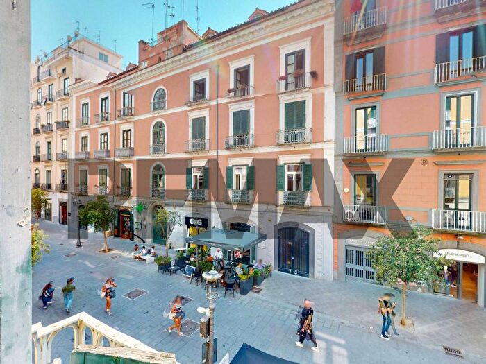 Appartamento con 6 locali in vendita in Corso Vittorio Emanuele, Centro, Salerno