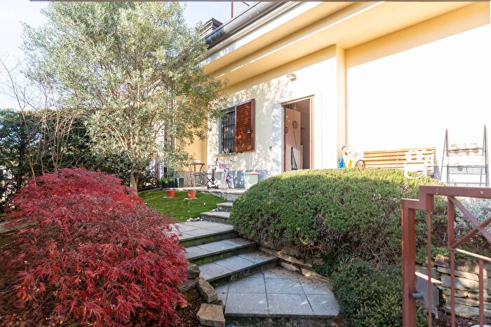 Casa trilocale in vendita in Viale Monza, Usmate Velate