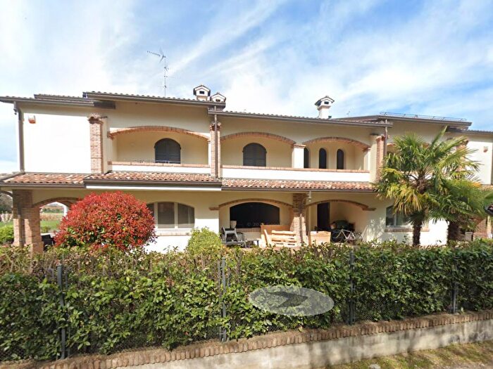 Casa con 8 locali in vendita in Via Ubertina, Forli'