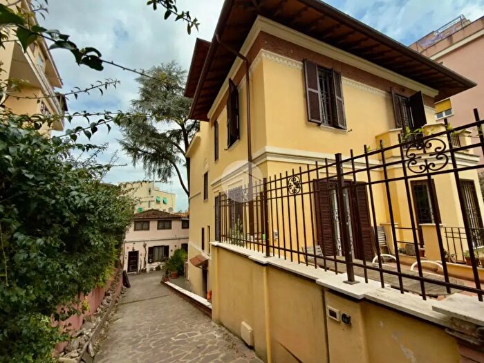 Appartamento con 5 locali in vendita in Viale Carnaro, Roma