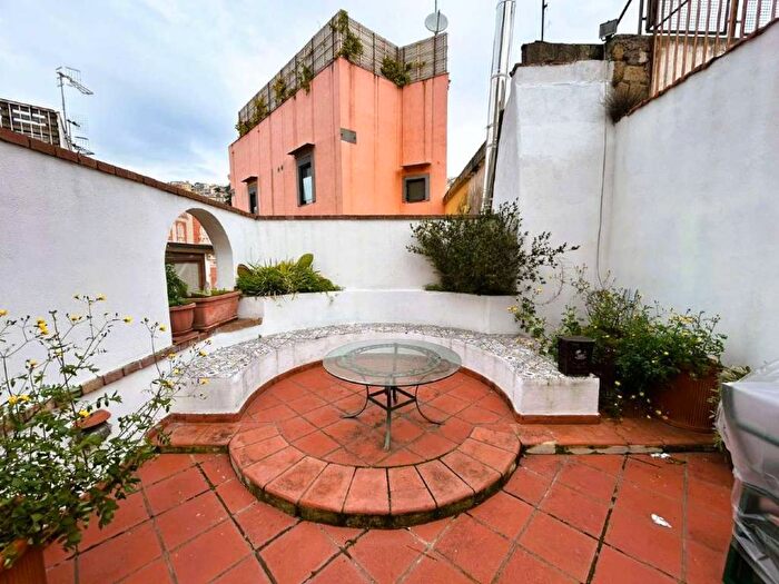 Appartamento trilocale in affitto in VICOLETTO S ARPINO, Chiaia, Napoli