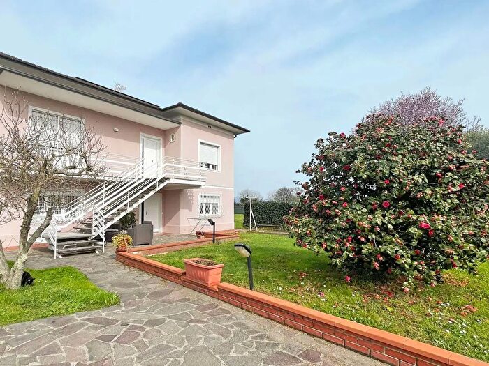 Casa con 10 locali in vendita in Via delle Cornacchie, Lucca