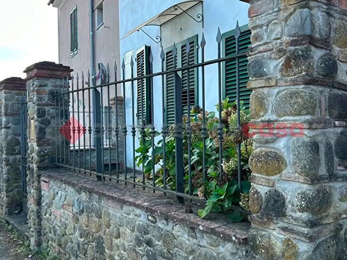 Casa con 5 locali in vendita in Agliana