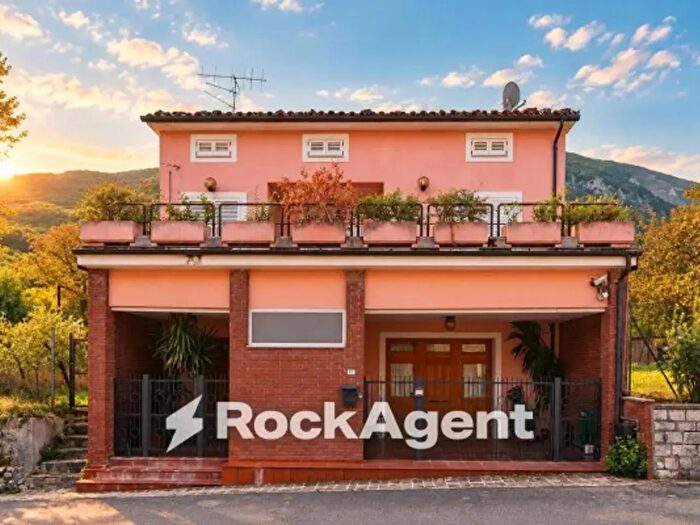 Casa con 6 locali in vendita in Frazione Valtreara, Genga
