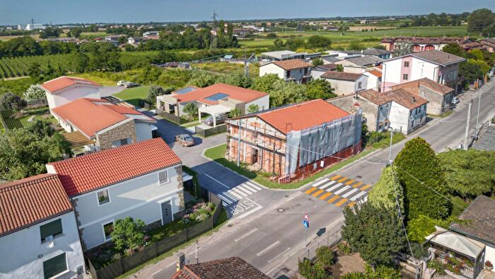 Casa quadrilocale in vendita in Via Casetta, Veronella