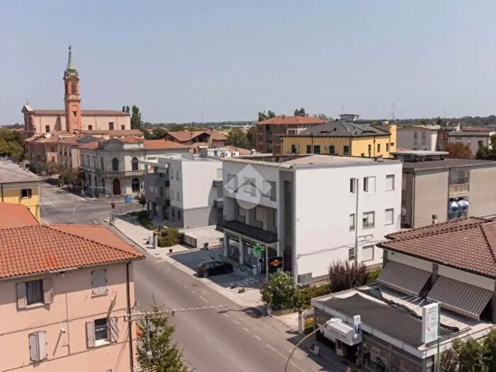 Casa con 16 locali in vendita in Via di Renazzo, Cento
