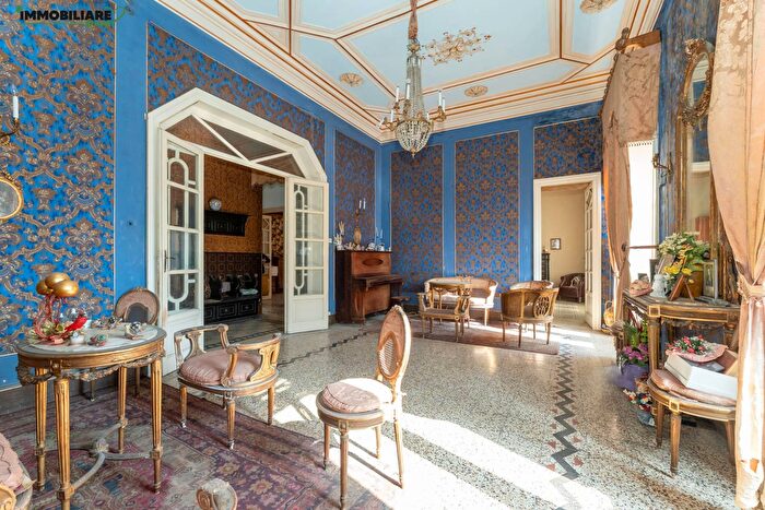 Appartamento con 7 locali in vendita in Via Ughetti, Catania