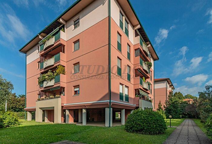 Appartamento trilocale in vendita in Via Monte Sabotino, Limbiate