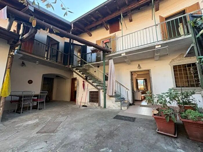 Casa con 6 locali in vendita in Piazza San Sebastiano, Somma Lombardo