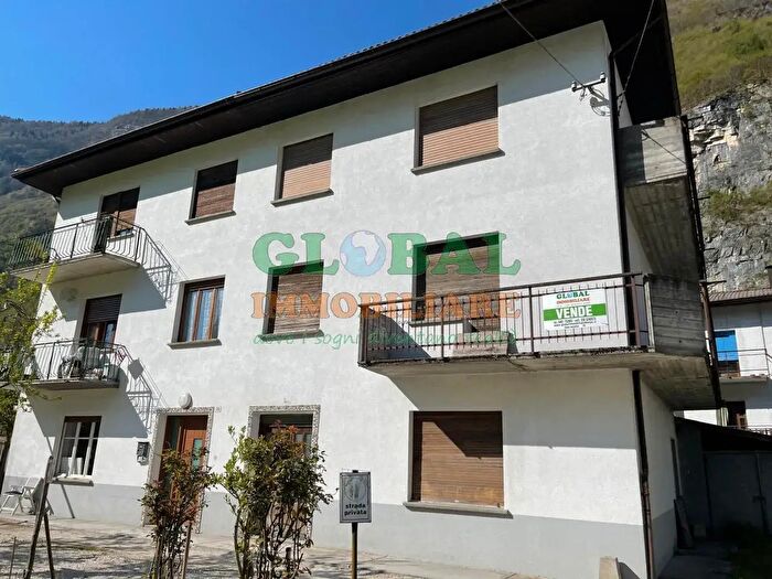 Casa quadrilocale in vendita in Frazione Pianello, Grigno