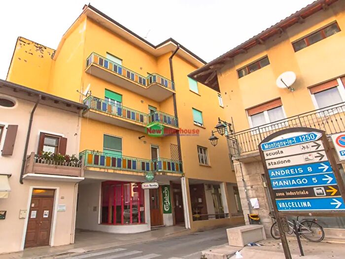Appartamento con 6 locali in vendita in Piazza Roma, Montereale Valcellina