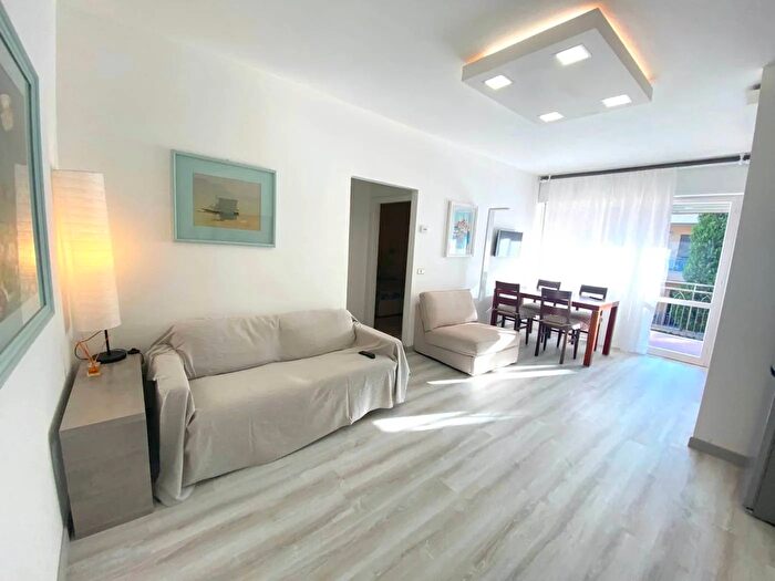 Appartamento trilocale in vendita in Viale Armando Diaz Riccione, Riccione