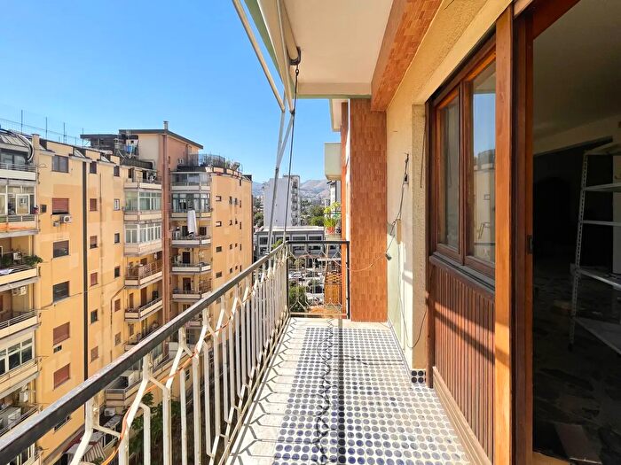 Appartamento con 9 locali in vendita in Largo Principe di Paternò, Palermo