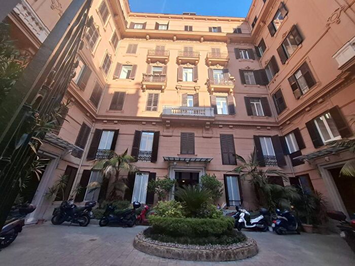 Appartamento bilocale in affitto in Via San Pasquale, Chiaia, Napoli