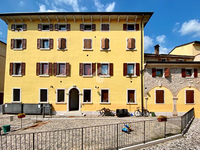 Appartamento bilocale in vendita in Via Don Gio Batta Roncari, Caprino Veronese