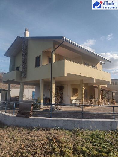 Casa con 8 locali in vendita in Contrada Santa Cecilia, Baranello