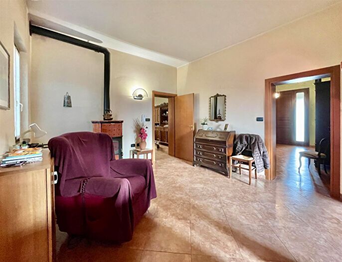 Casa con 9 locali in vendita in Borgo Virgilio