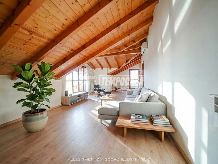 Appartamento trilocale in vendita in Via Caduti di Nassirya, Caronno Varesino