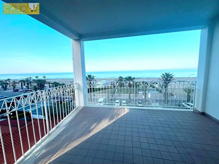 Appartamento con 5 locali in vendita in Lungomare Sirena Fronte Mare, Tortoreto