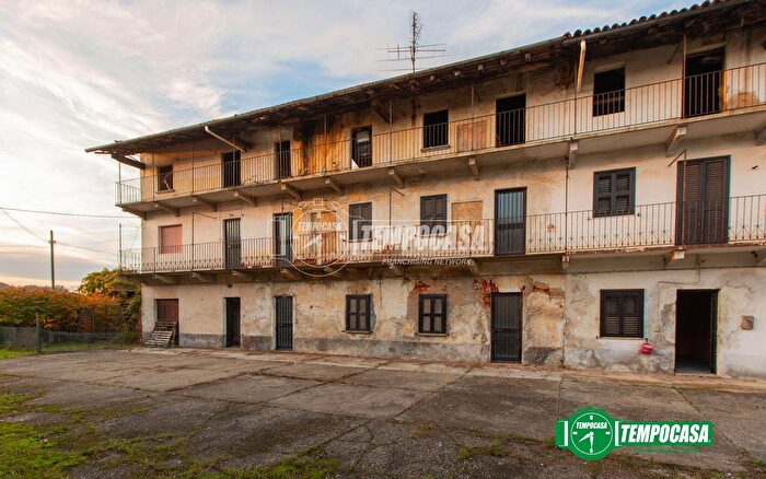 Casa con 8 locali in vendita in Via Suno, Oleggio