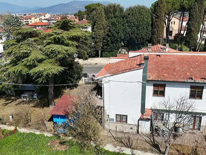 Casa con 12 locali in vendita in Via Pistoiese, Signa