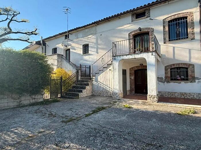 Casa con 6 locali in vendita in Santo Stefano Di Rogliano