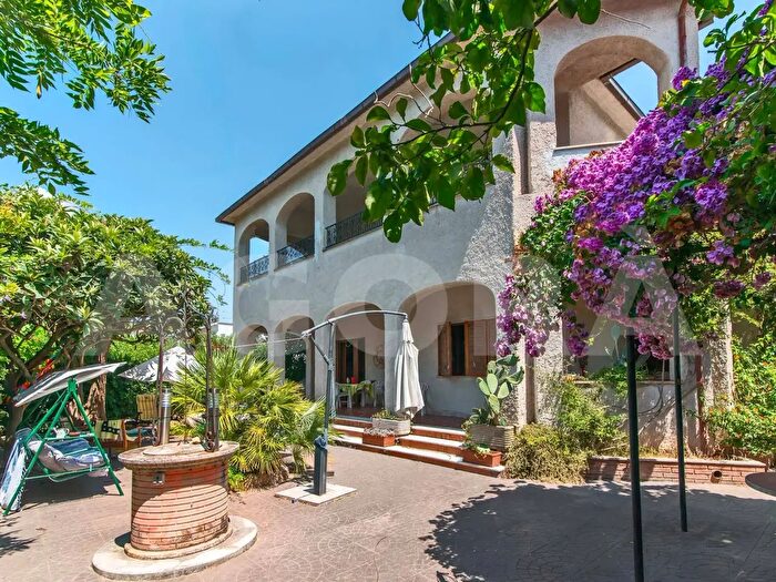 Casa con 7 locali in vendita in Via Agamennone, Ardea