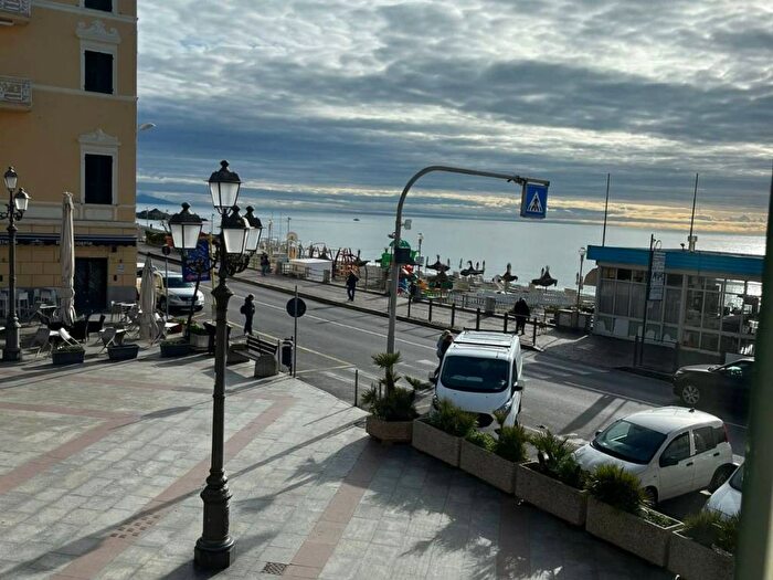 Appartamento trilocale in affitto in Piazza Nello Bovani, Centro, Varazze