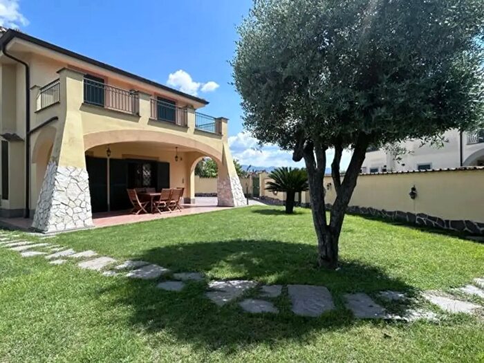 Casa quadrilocale in vendita in Via Orosei, Roma