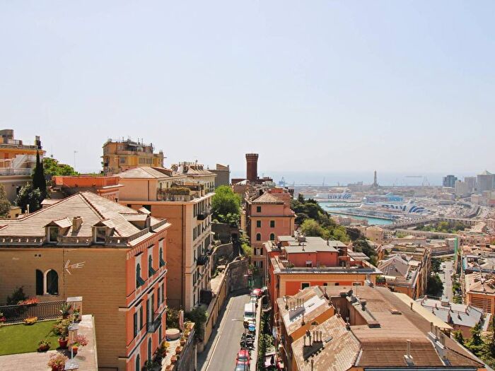 Appartamento con 6 locali in affitto in Via Pietro Paleocapa, Castelletto, Genova