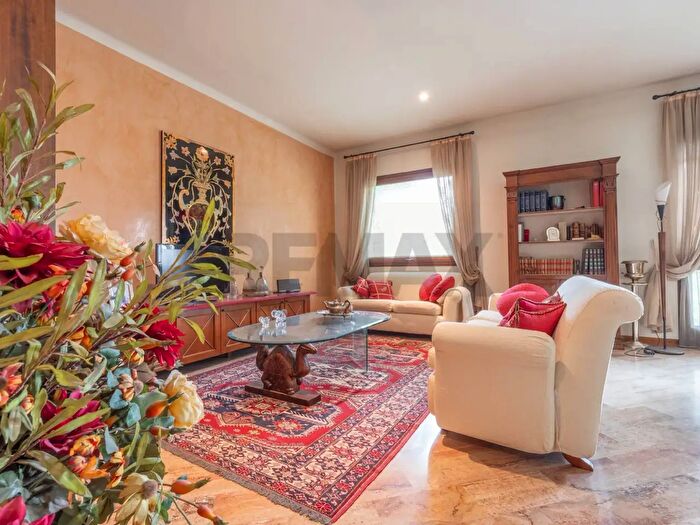 Appartamento con 8 locali in vendita in Via Agnelli, Gallarate