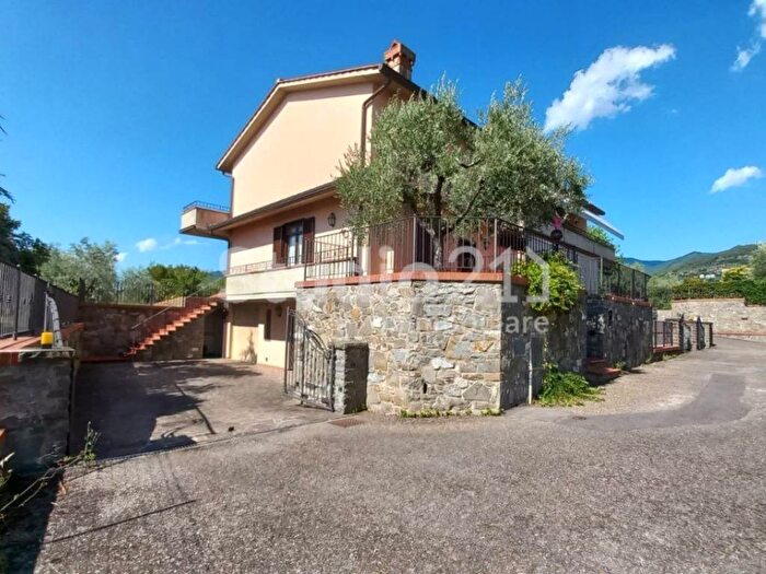 Casa con 6 locali in affitto in via del cino, Centro, Reggello