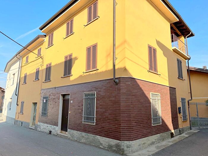 Casa con 8 locali in vendita in Fresonara